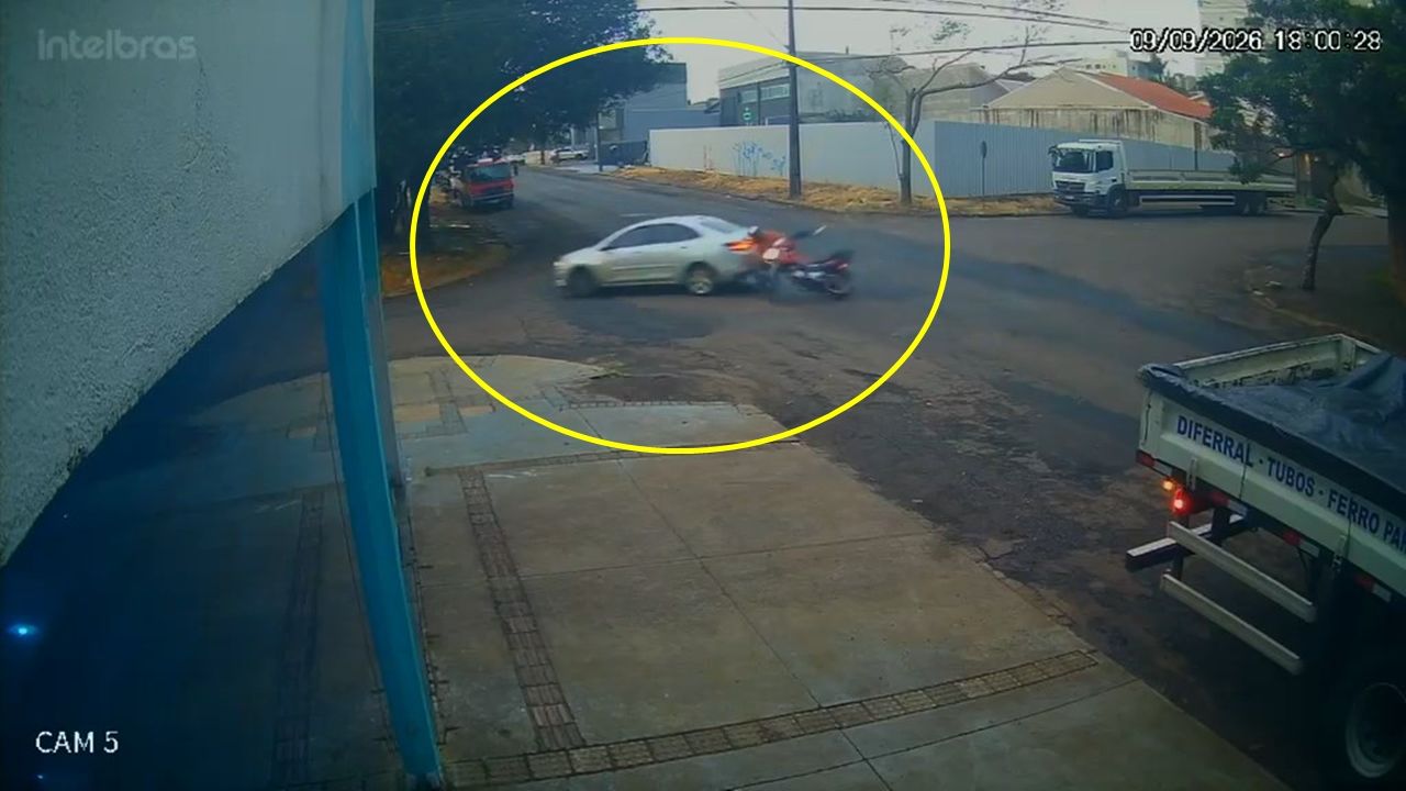 Motociclista fica ferida após colisão lateral entre moto e carro em Cascavel