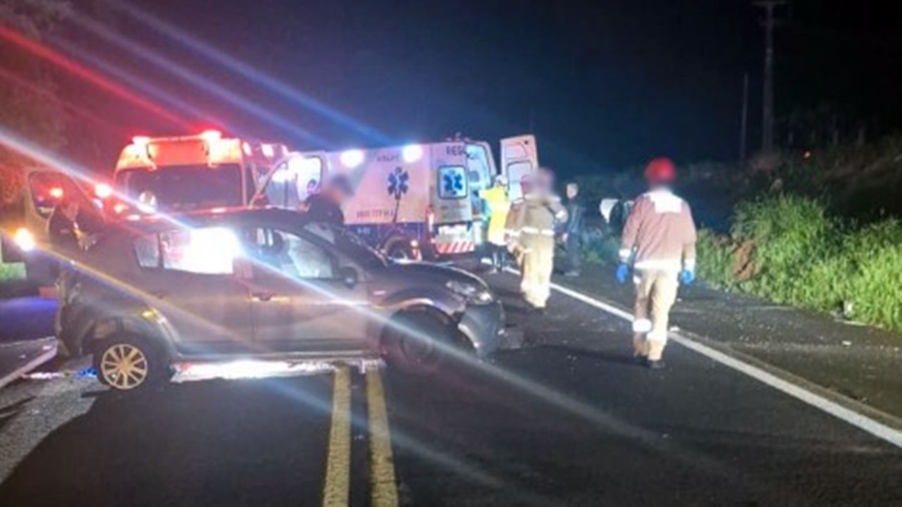 Colisão frontal deixa quatro pessoas feridas na BR-277, em Céu Azul