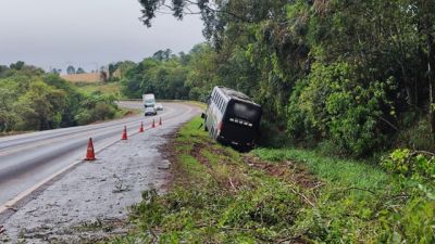 Ônibus sai da pista na BR-369, em Cascavel, e grávida é encaminhada ao hospital