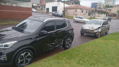 Colisão entre Voyage e Tiggo 5X Pro deixa mulher ferida em cruzamento no Lago, em Cascavel