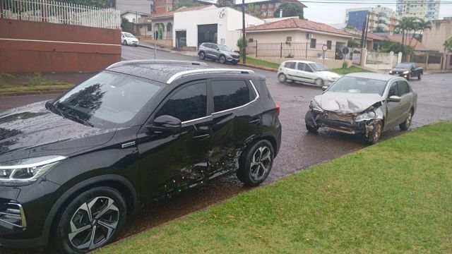Colisão entre Voyage e Tiggo 5X Pro deixa mulher ferida em cruzamento no Lago, em Cascavel
