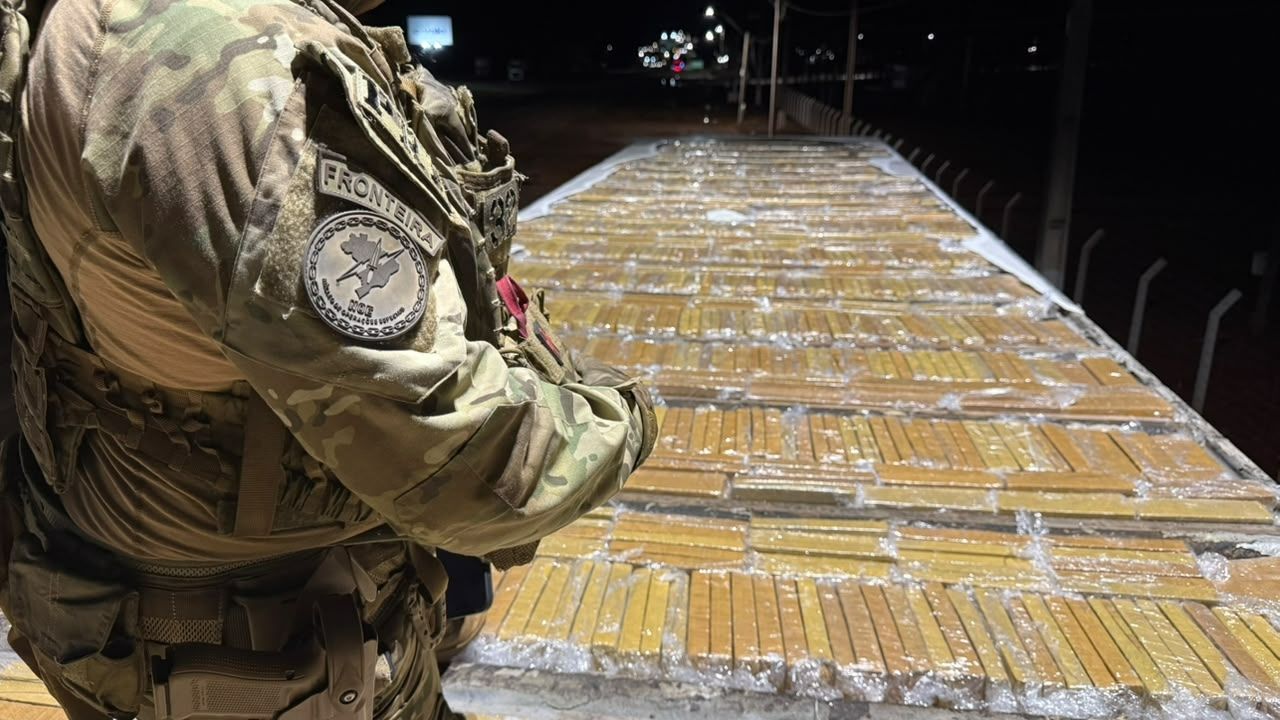 PRF e Polícia Militar apreendem mais de 1 tonelada e meia de maconha escondida em teto de caminhão