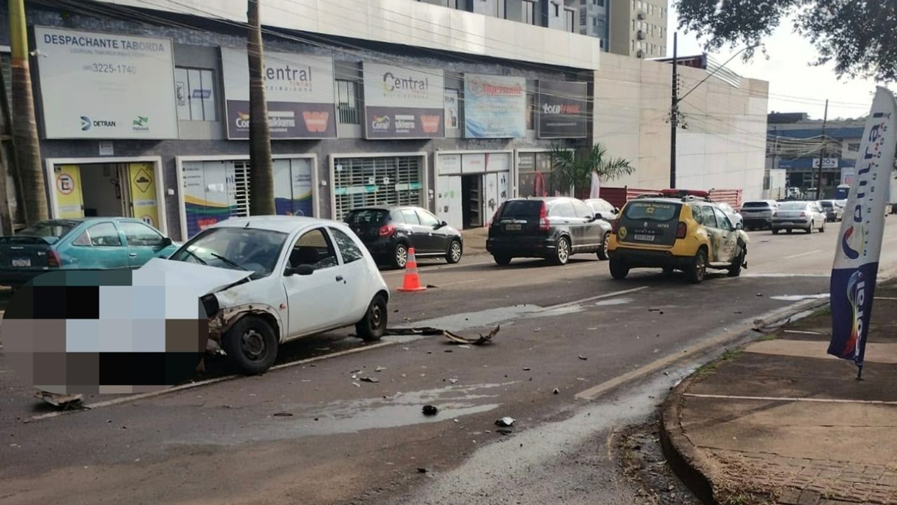 Acidente entre viatura da PM e Ford Ka termina com apreensão de 40 gramas de maconha em Cascavel
