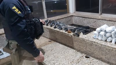 PRF apreende armas e drogas com duas mulheres em ônibus no Paraná