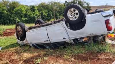 S10 capota na PR-180 e deixa duas pessoas presas dentro do veículo em Cascavel