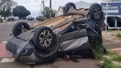 Duster capota após colisão com Audi A3 em Cascavel