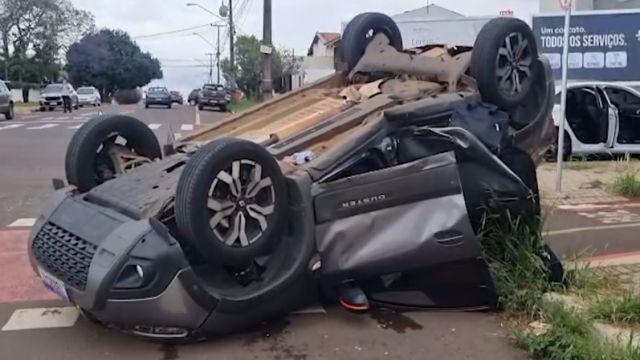 Duster capota após colisão com Audi A3 em Cascavel