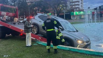 Hyundai Creta sai da pista e termina dentro de chafariz na Praça do Migrante, em Cascavel