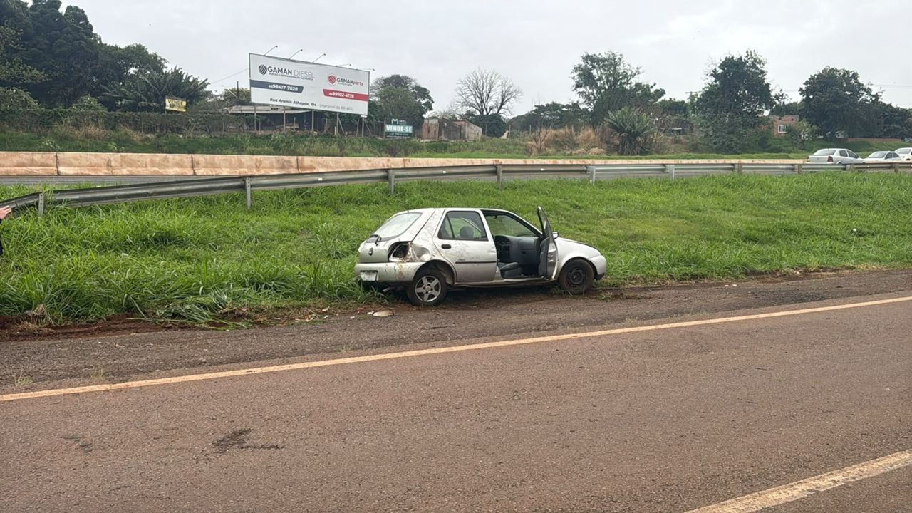 Fiesta sai da pista e tomba após ser fechado por outro veículo na BR-467, em Cascavel