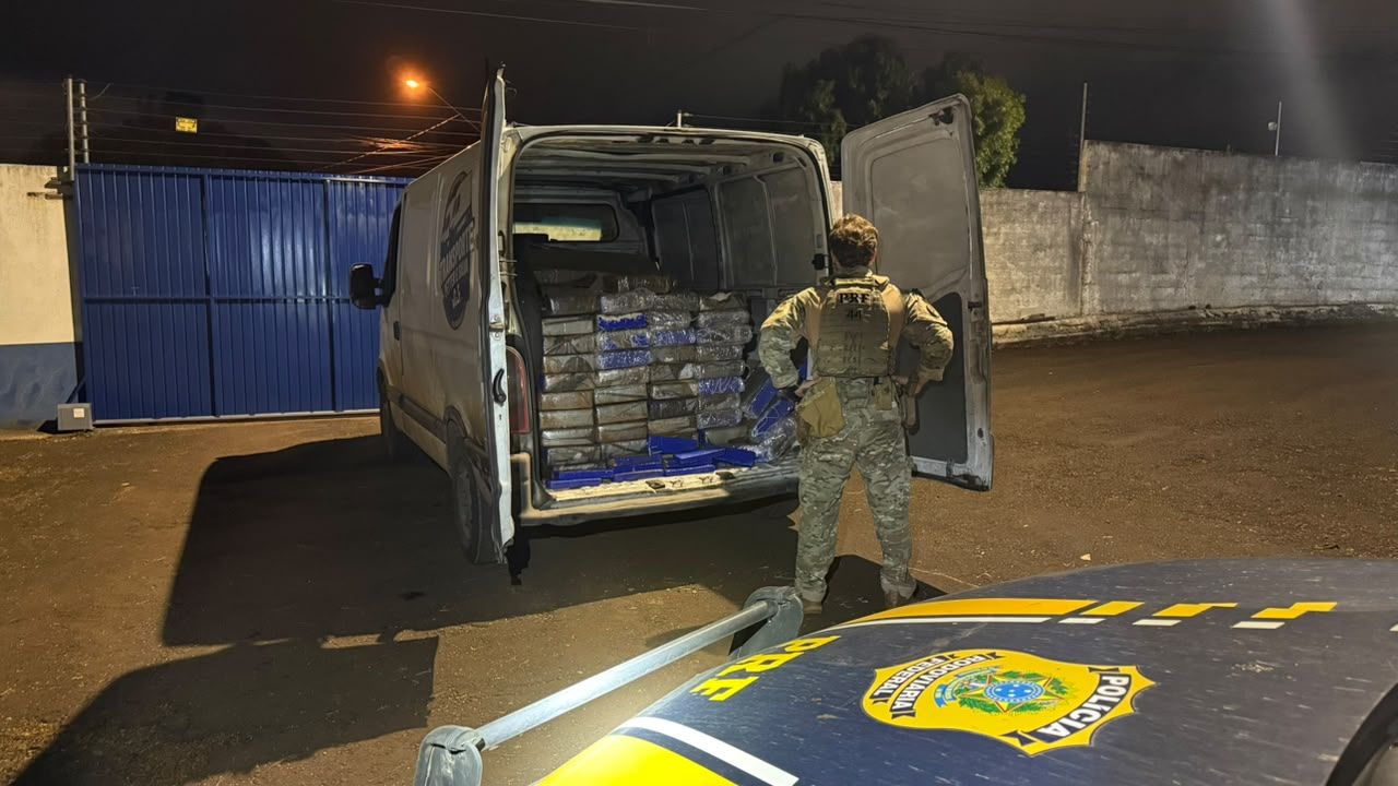 PRF apreende 350 quilos de maconha escondidos em carga de móveis em Cascavel