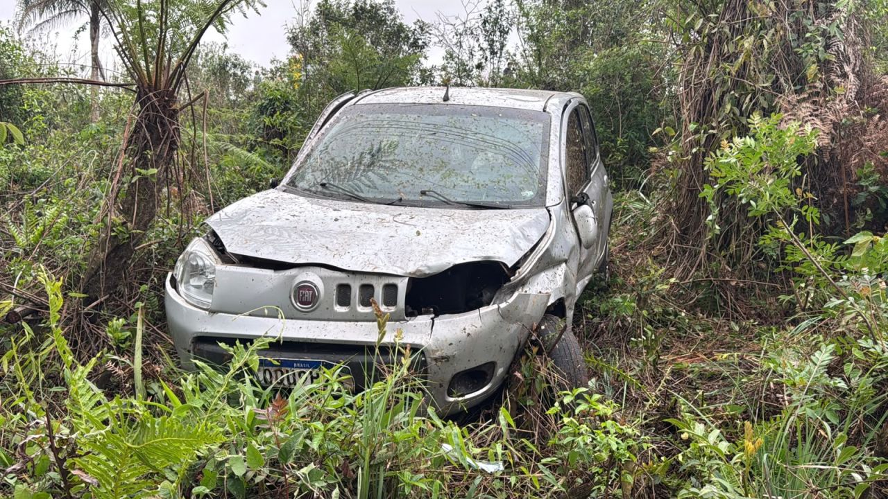 Casal fica ferido após Uno sair da pista e capotar em área de mata na BR-467, em Cascavel