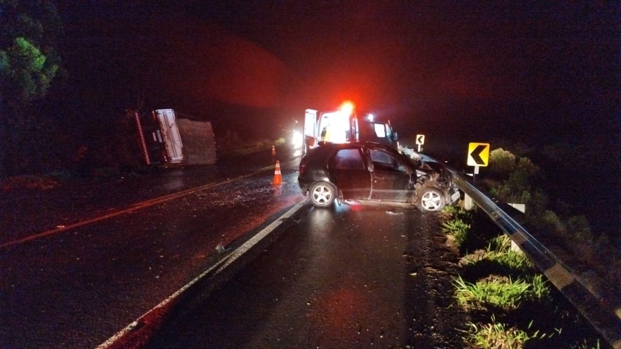Carreta e Palio batem de frente e motorista de 58 anos morre na BR-153, em Tibagi