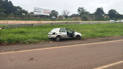 Fiesta sai da pista e tomba após ser fechado por outro veículo na BR-467, em Cascavel
