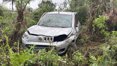Casal fica ferido após Uno sair da pista e capotar em área de mata na BR-467, em Cascavel