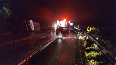 Carreta e Palio batem de frente e motorista de 58 anos morre na BR-153, em Tibagi