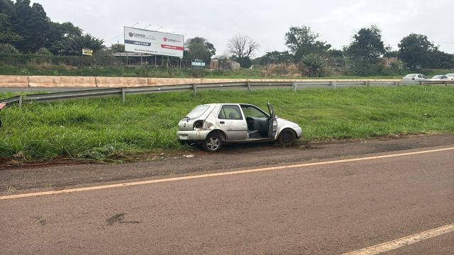 Fiesta sai da pista e tomba após ser fechado por outro veículo na BR-467, em Cascavel