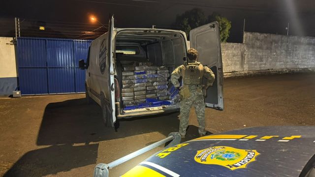 PRF apreende 350 quilos de maconha escondidos em carga de móveis em Cascavel