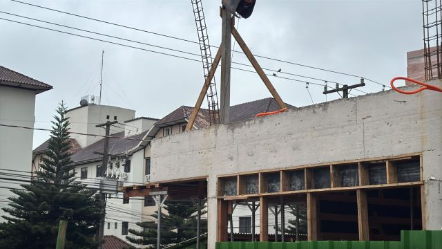 Trabalhador fica gravemente ferido após cair de três metros em obra em Cascavel
