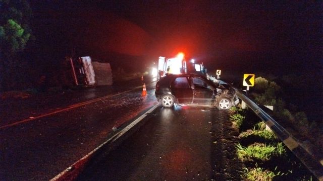 Carreta e Palio batem de frente e motorista de 58 anos morre na BR-153, em Tibagi