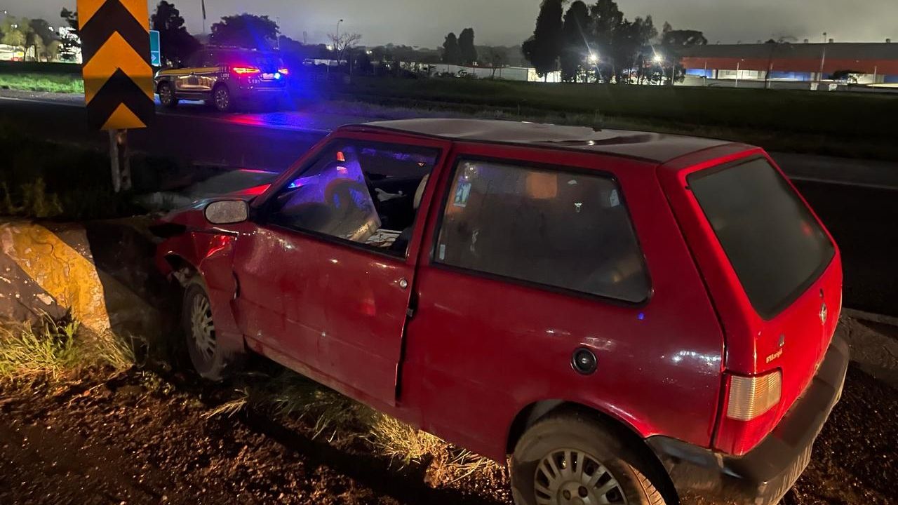 Idoso morre após Fiat Uno bater contra objeto fixo na BR-376, em Araucária