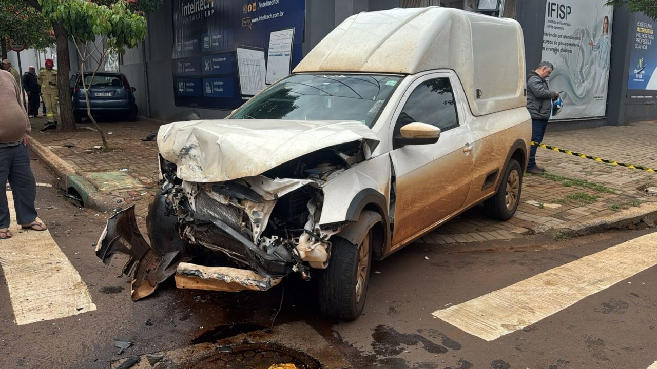 Violenta batida forte entre Saveiro e Fiesta deixa dois feridos no bairro Coqueiral, em Cascavel