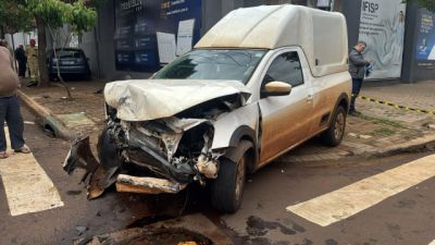 Batida forte entre Saveiro e Fiesta deixa dois feridos em cruzamento de Cascavel