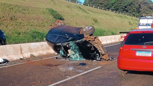 Jovem de 18 anos fica ferido após Corolla capotar e bater contra mureta na PRC-467