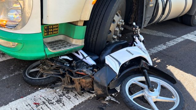 Carreta arrasta moto após colisão na Avenida Tancredo Neves em Cascavel