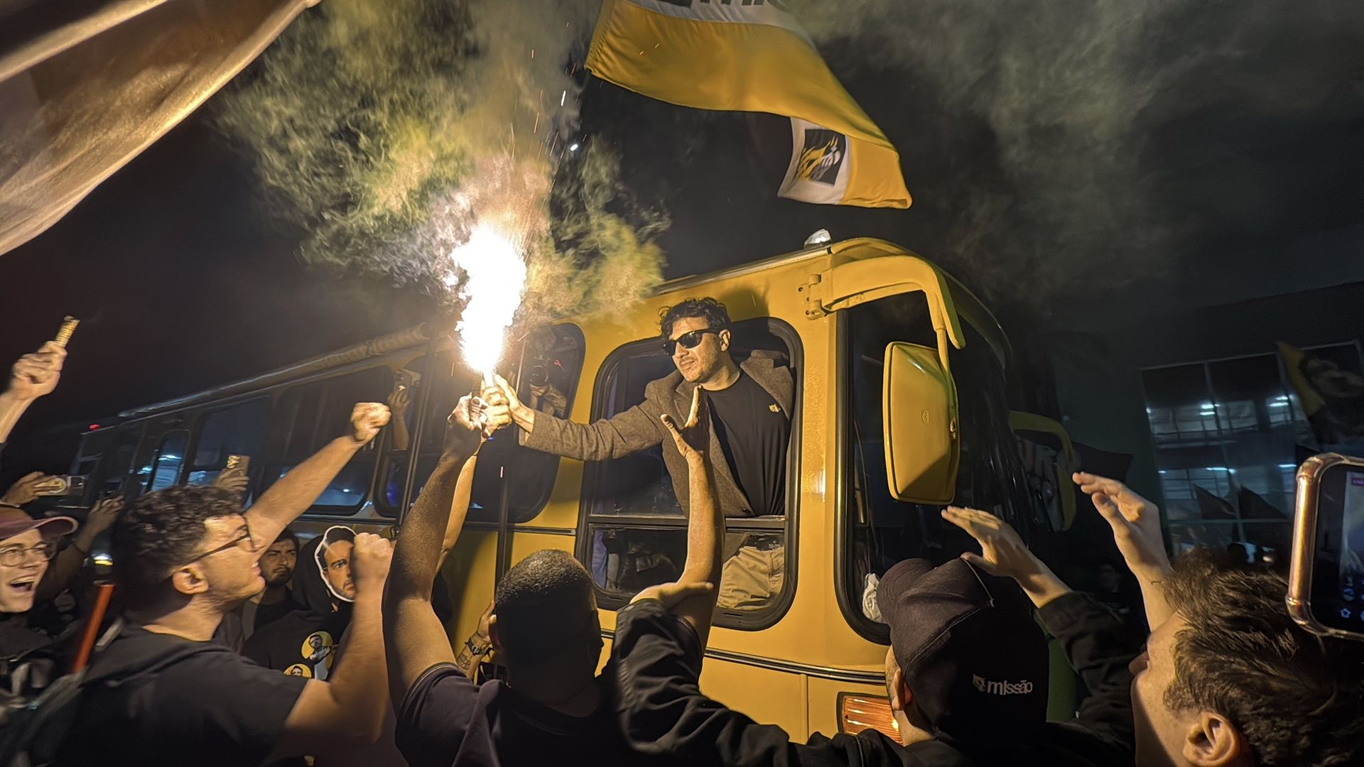 Imagem referente a notícia: Renan Santos reúne apoiadores em Cascavel durante caravana do “Futuro Glorioso Tour”