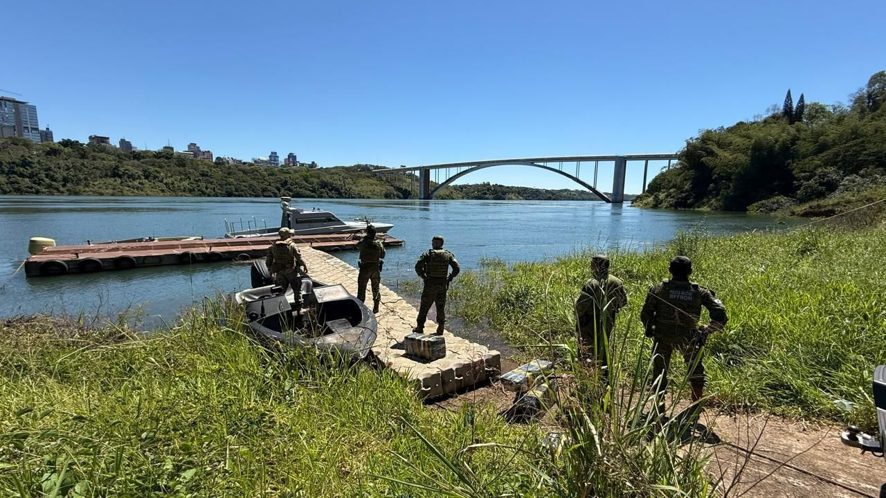 PF e PM apreendem mais de meia tonelada de maconha às margens do Rio Paraná, em Foz do Iguaçu