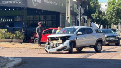 Colisão forte entre Strada e Fiesta Sedan assusta no Centro de Cascavel