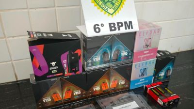 PM apreende 58 cigarros eletrônicos e dois celulares durante cumprimento de mandados em Cascavel