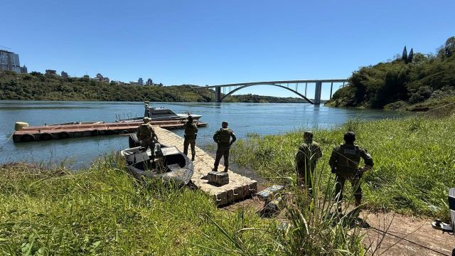 PF e PM apreendem mais de meia tonelada de maconha às margens do Rio Paraná, em Foz do Iguaçu