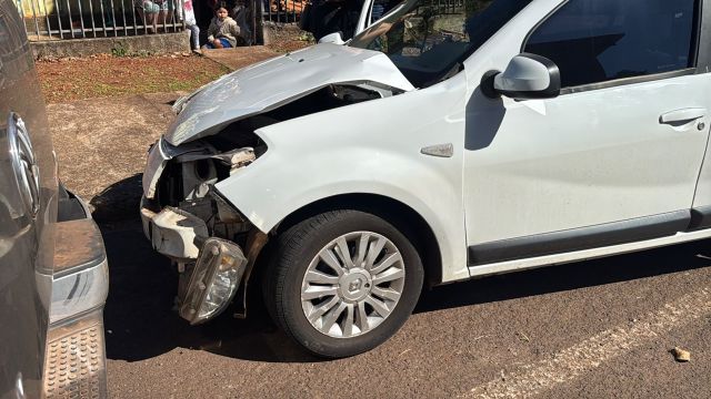 Batida entre Amarok e Sandero deixa pessoa ferida na Rua Cuiabá em Cascavel