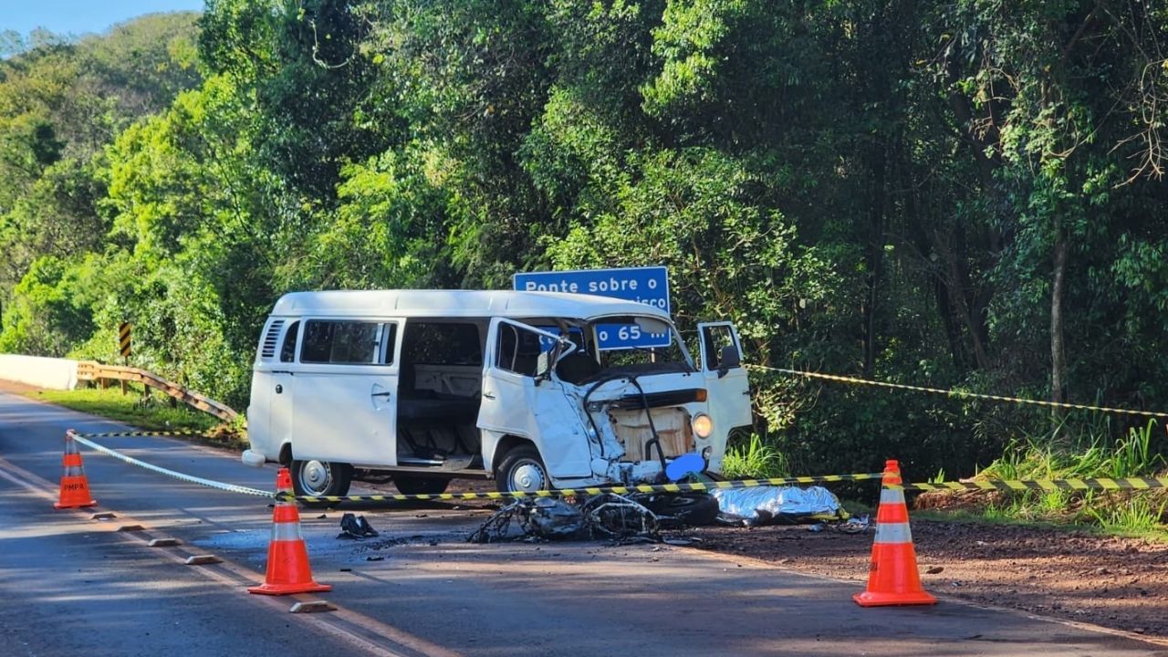 Motociclista de 22 anos morre após colisão com Kombi e incêndio na PR-317, em Toledo