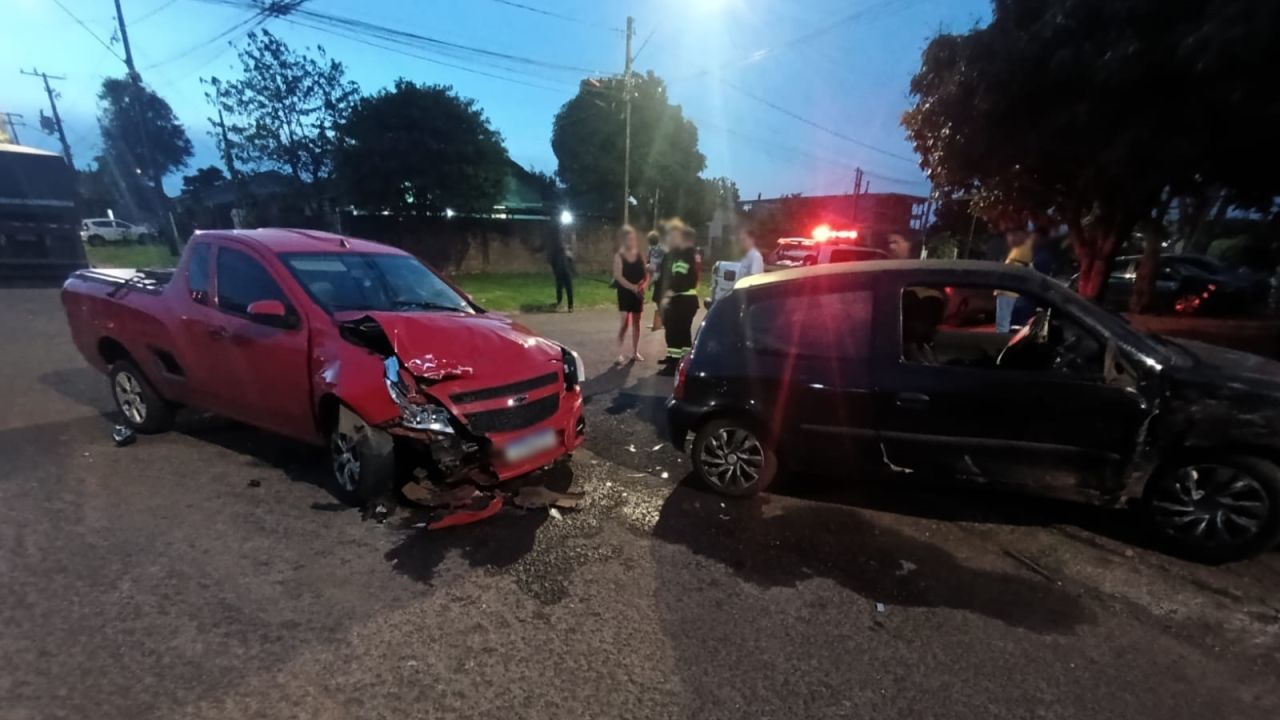 Motorista embriagado é detido após colisão entre Renault Clio e Montana no Bairro 14 de Novembro em Cascavel