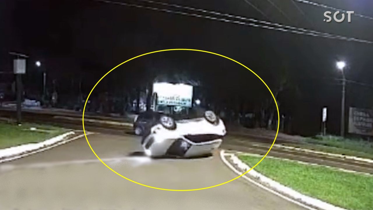 Câmera flagra forte colisão entre dois carros na BR-277, em Santa Tereza do Oeste
