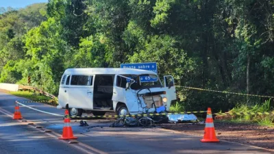 Motociclista de 22 anos morre após colisão com Kombi e incêndio na PR-317, em Toledo