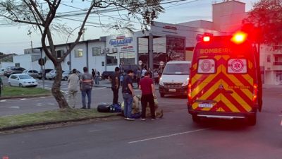 Jovem de 22 anos fica ferida após colisão entre moto e utilitário no bairro Pacaembu, em Cascavel