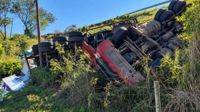 Caminhão carregado com couro capota e cai em ribanceira de 5 metros na BR-163, em Lindoeste