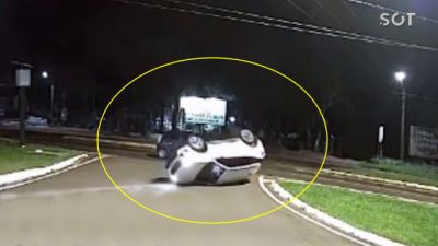 Câmera flagra forte colisão entre dois carros na BR-277, em Santa Tereza do Oeste