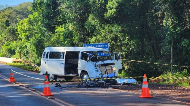 Motociclista de 22 anos morre após colisão com Kombi e incêndio na PR-317, em Toledo