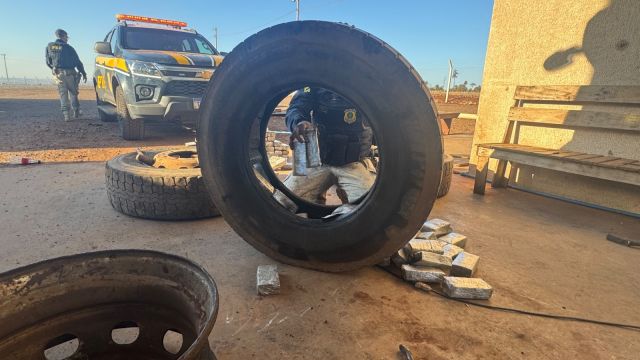 PRF apreende mais de 150 kg de maconha escondidos em estepes de carreta na BR-163, em Terra Roxa