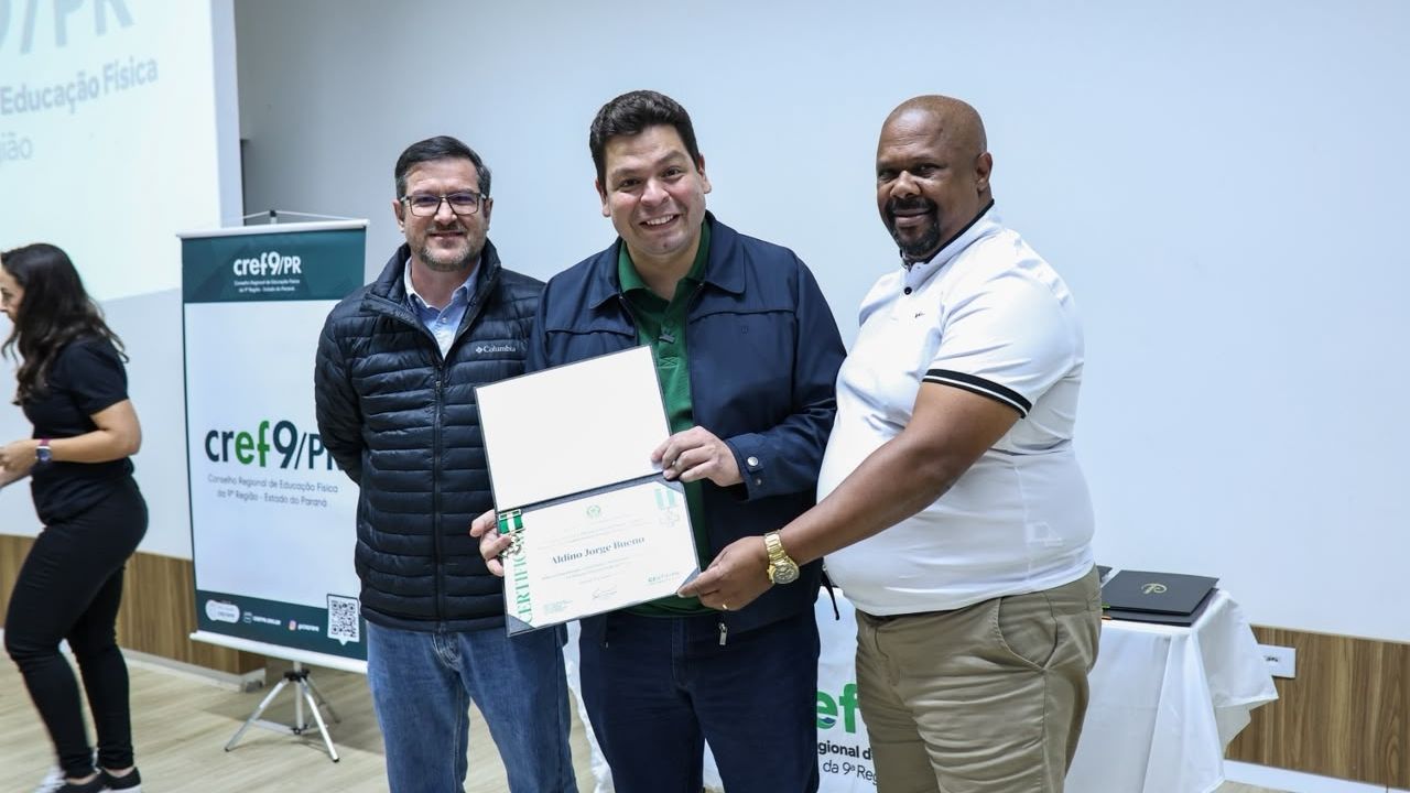 Gugu Bueno recebe homenagem do CREF-PR e renova compromissos com a Educação Física