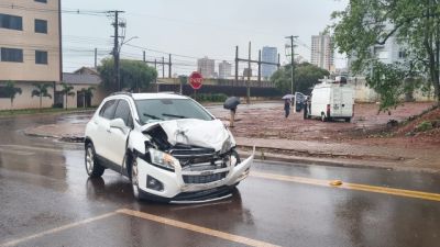 Colisão entre Tracker e Ducato deixa condutora ferida em cruzamento no Bairro Coqueiral, em Cascavel