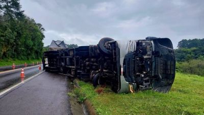 Caminhão carregado com bobinas de lã tomba na BR-277, em Laranjeiras do Sul