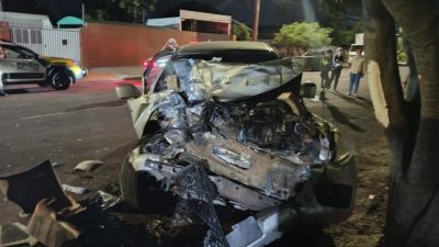 Frontier bate contra caminhão e árvore, e motorista fica ferido no Bairro Parque São Paulo em Cascavel