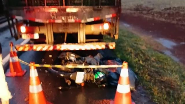 Homem de 28 anos morre após bater moto contra traseira de caminhão na BR-163 em Marechal Cândido Rondon