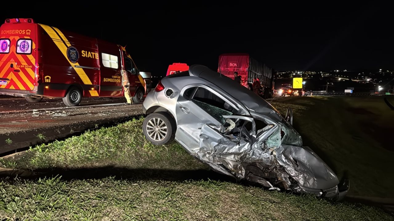 Colisão frontal entre Gol e Palio deixa homem gravemente ferido na BR-277 em Cascavel