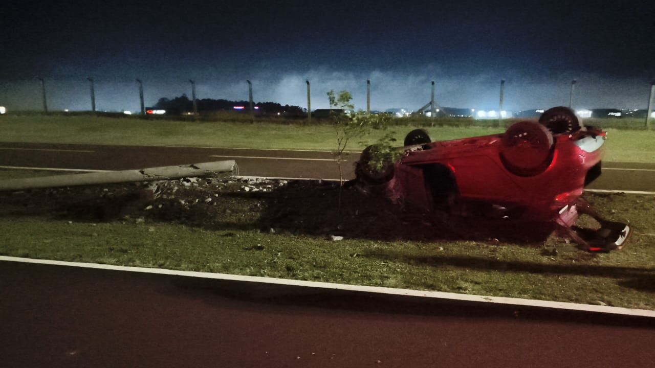 Carro bate contra poste e capota na Estrada do Aeroporto, em Cascavel